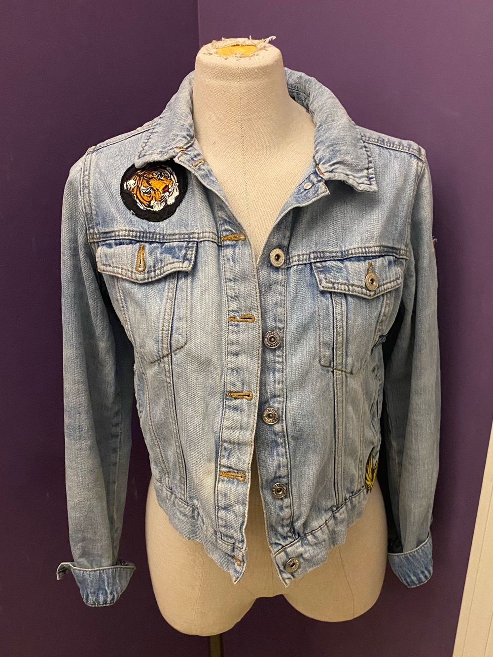 Pull&Bear Womens Denim Jacket Patch Light Wash Button Front Trucker Coat Medium
